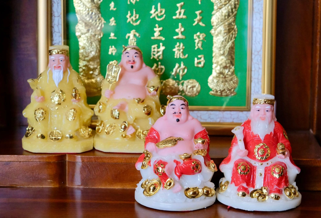 Câu chuyện hai con gà trống và bốn bức tượng Thần Tài Thổ Địa